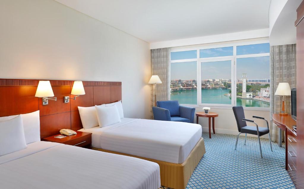 Двухместный (Номер с 2 кроватями размера «queen-size» и видом на озеро) отеля Courtyard by Marriott Dubai, Green Community, Дубай