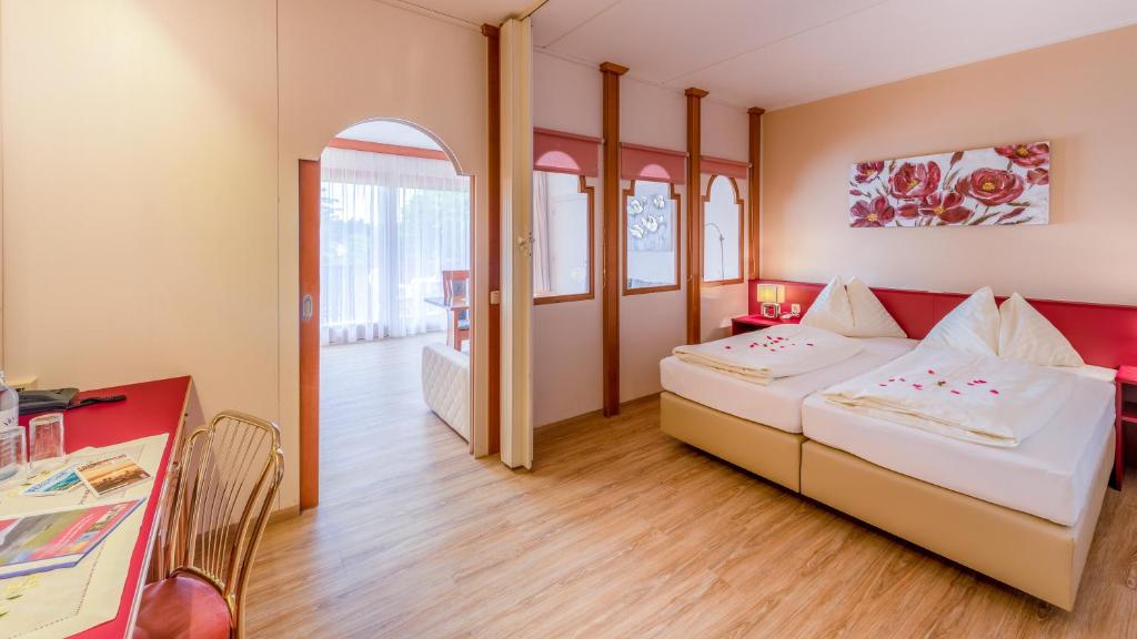 Апартаменты (Апартаменты с 1 спальней и балконом с видом на озеро) отеля Strandhotel Orchidee, Санкт-Канциан-ам-Клопайнер-Зее