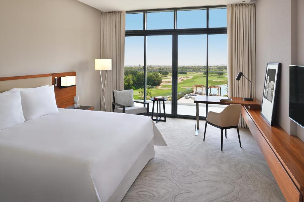 Двухместный (Люкс «Премьер» с видом на поле для гольфа) отеля Vida Emirates Hills, Дубай