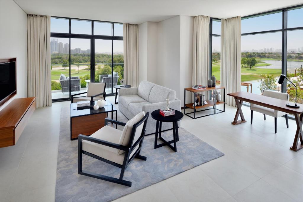 Сьюит (Представительский люкс с видом на поле для гольфа) отеля Vida Emirates Hills, Дубай