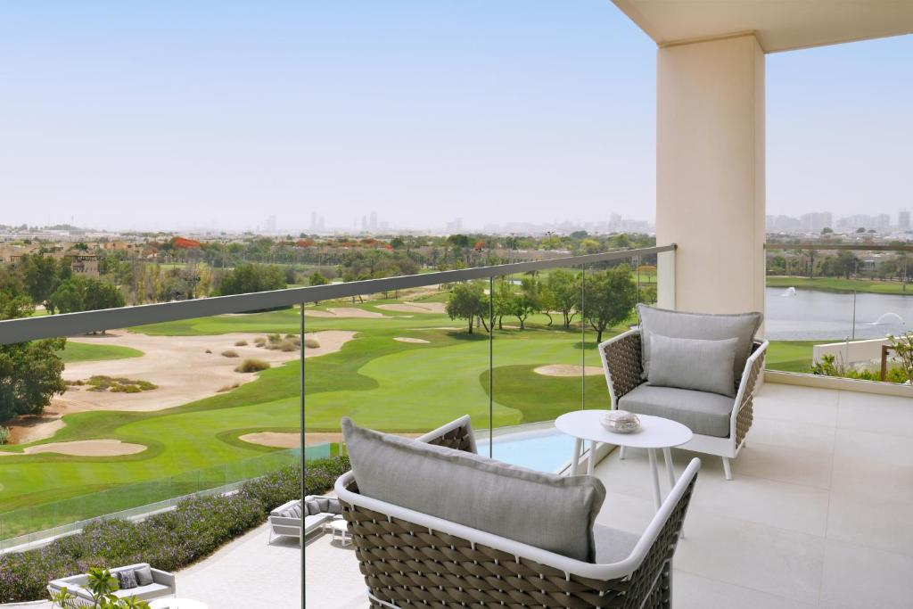 Сьюит (Представительский люкс «Гранд» с видом на поле для гольфа) отеля Vida Emirates Hills, Дубай