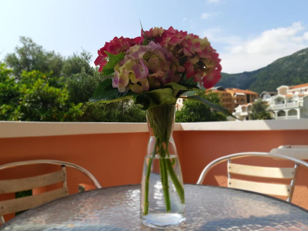 Трехместный (Стандартный трехместный номер с балконом с видом на город), Garni Hotel Koral