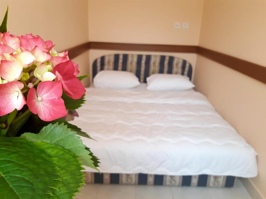 Трехместный (Стандартный трехместный номер с балконом с видом на город), Garni Hotel Koral