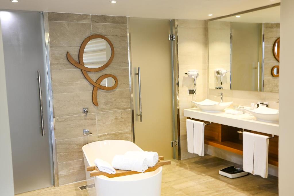 Двухместный (Люкс Swim Up с гидромассажной ванной на открытом воздухе, для 3 взрослых и 1 ребенка — Бесплатный Wi-Fi) курортного отеля Majestic Mirage Punta Cana, All Suites, Баваро