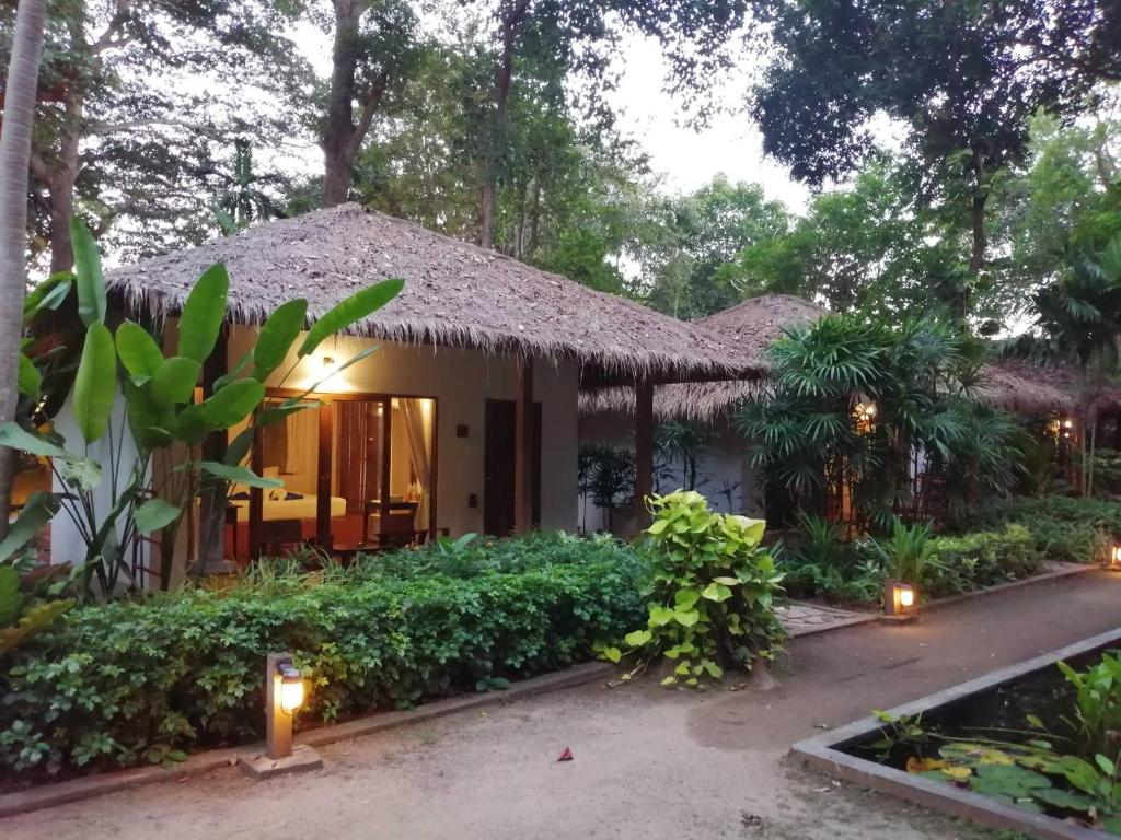 Номер (Улучшенный двухместный номер с 1 кроватью и видом на сад) курортного отеля Mooban Talay Resort, Самет