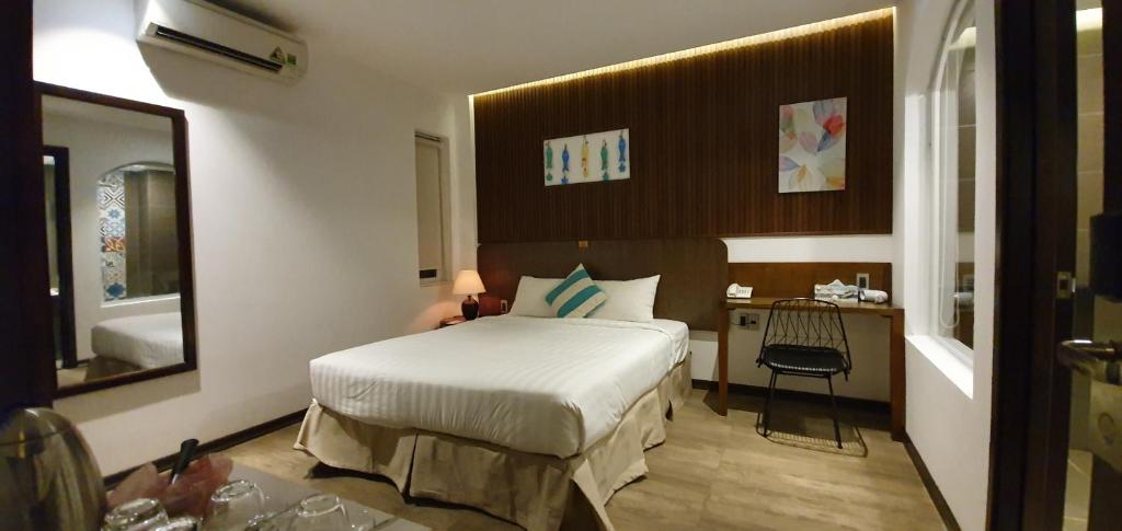 Двухместный (Улучшенный номер с кроватью размера «king-size») отеля Santori Hotel Da Nang Bay, Дананг