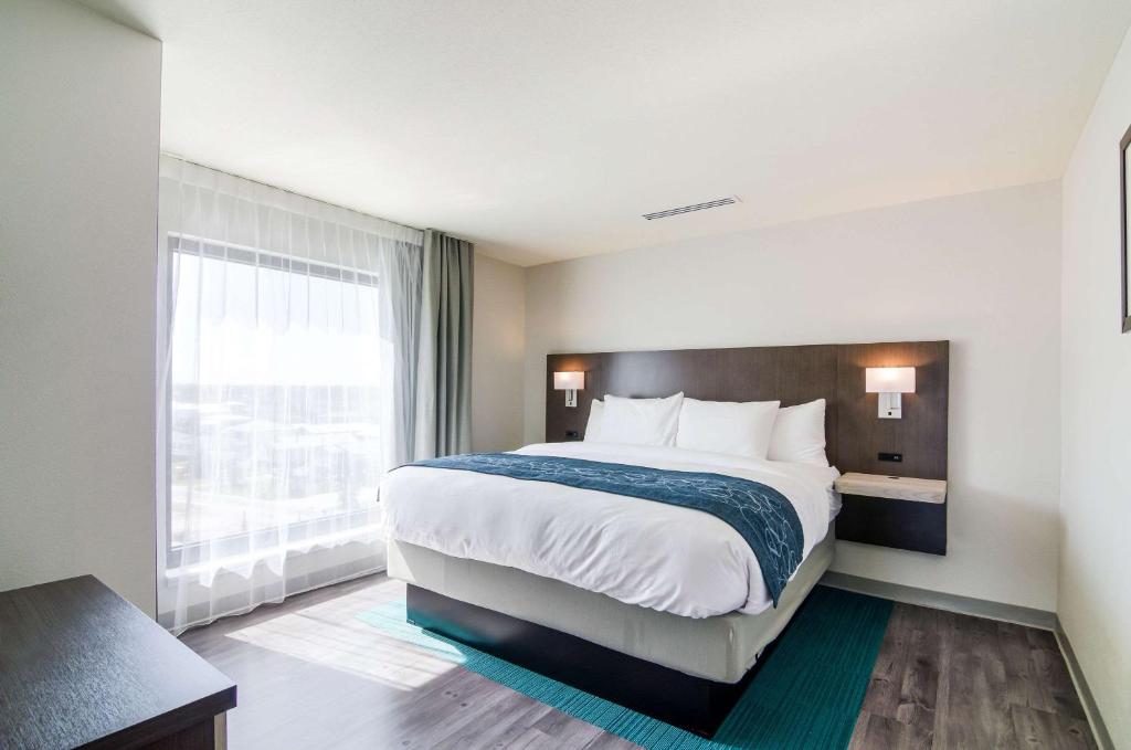 Двухместный (Стандартный номер с кроватью размера «king-size» – Для некурящих) отеля Comfort Inn & Suites, Галф-Шорс