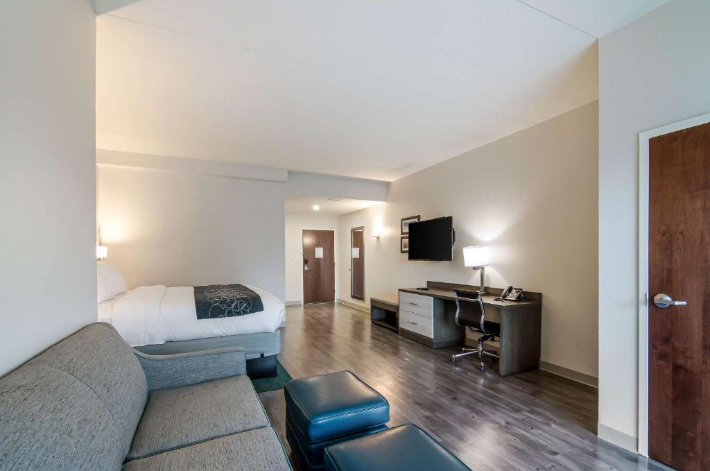 Сьюит (Люкс с кроватью размера «king-size» и ванной - Подходит для гостей с ограниченными физическими возможностями/Для некурящих) отеля Comfort Inn & Suites, Галф-Шорс