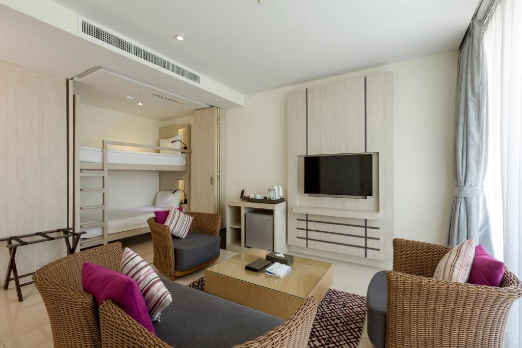 Двухместный (Представительский семейный люкс с 1 спальней и балконом) курортного отеля Grand West Sands Resort & Villas Phuket, Пхукет
