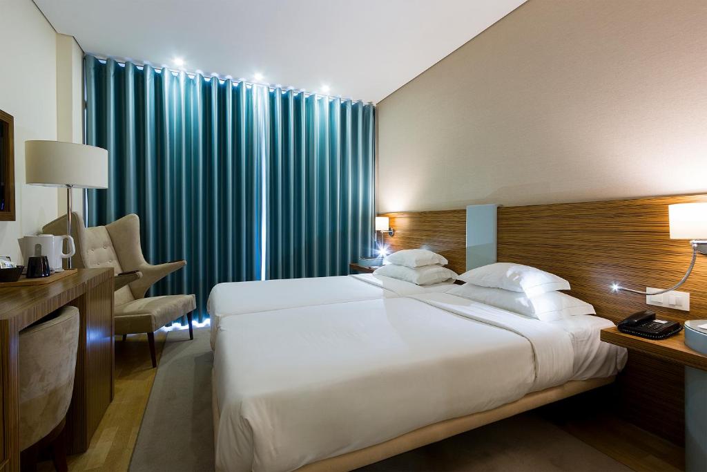 Двухместный (Двухместный номер с 1 кроватью или 2 отдельными кроватями и балконом) отеля Hotel Meira, Вила-Прайа-де-Анкора