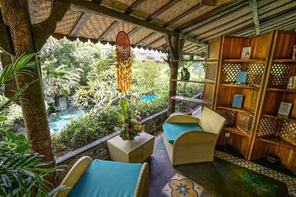Двухместный (Традиционный классический номер, вид на бассейн) курортного отеля KTS Authentic Balinese Villas, Чангу