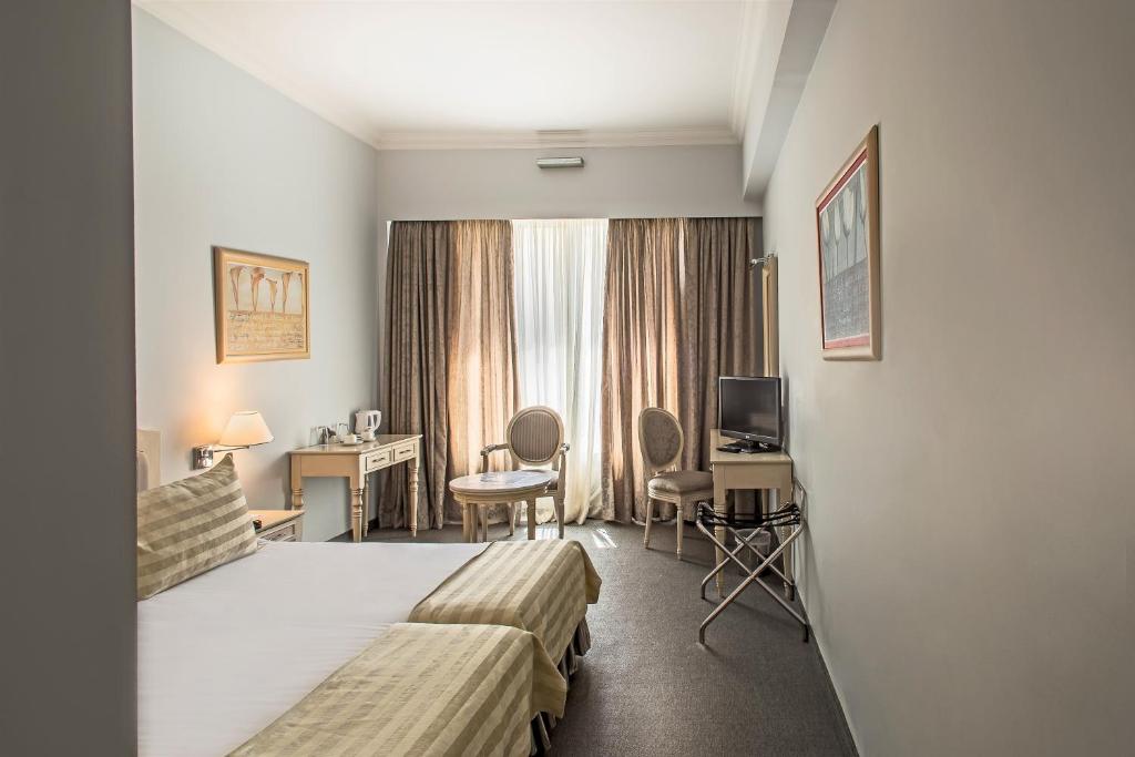 Трехместный (Двухместный номер (для 2 взрослых и 1 ребенка)) отеля Airotel Stratos Vassilikos Hotel, Афины
