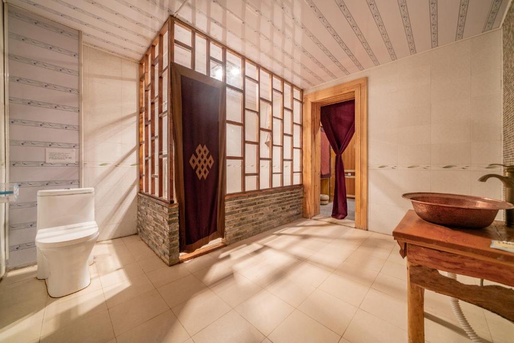 Двухместный (Улучшенный двухместный номер с 2 двуспальными кроватями) семейного отеля Home Away From Home, Шангри-Ла (Тибет)