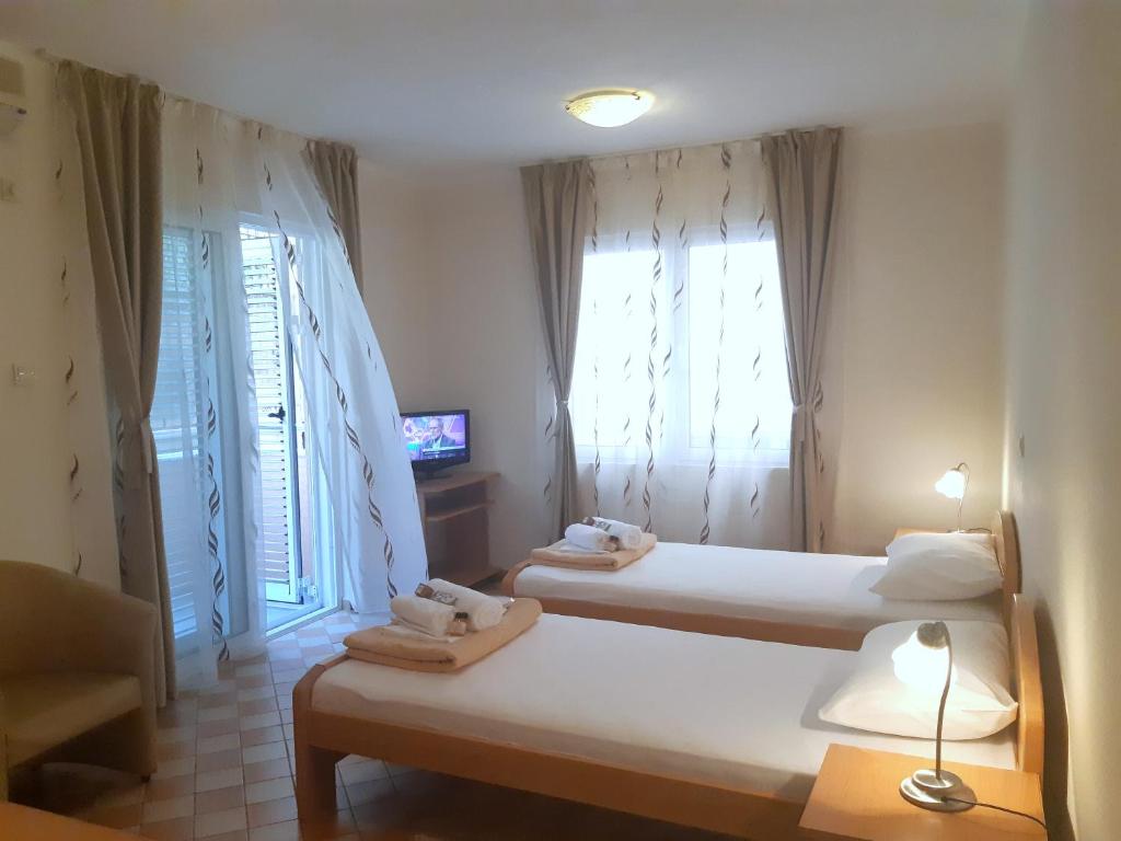 Двухместный (Бюджетный двухместный номер с 2 отдельными кроватями) отеля Garni Hotel Koral, Будва