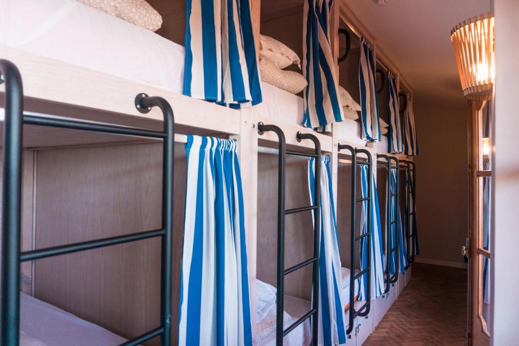 Номер (Односпальная кровать в 12-местном общем номере для мужчин и женщин, общая ванная комната в номере) хостела Nice Way Cascais Hostel & Surf Camp, Кашкайш