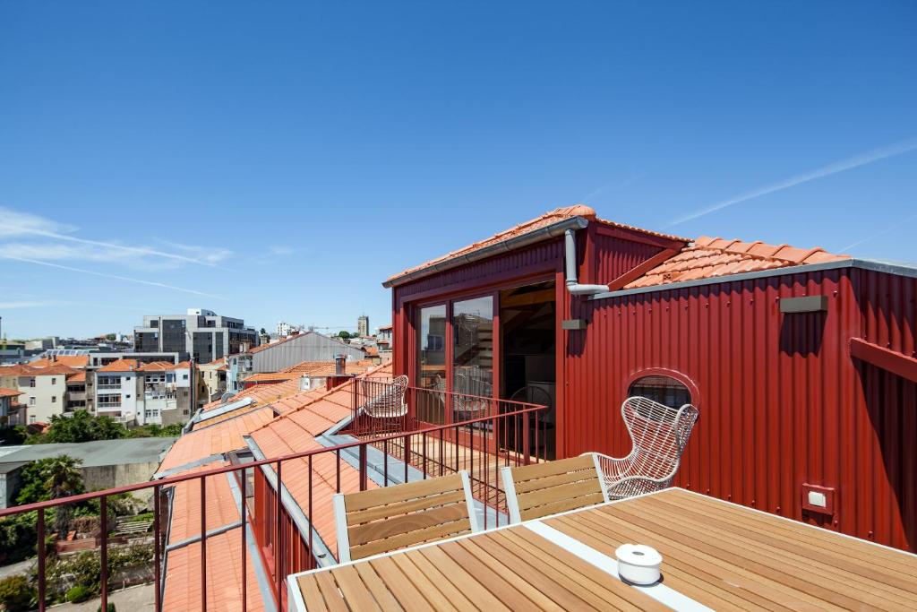 Апартаменты (Апартаменты с 3 спальнями — Пентхаус с террасой, вид на бассейн) апартамента Aparthotel Oporto Alves da Veiga, Порту
