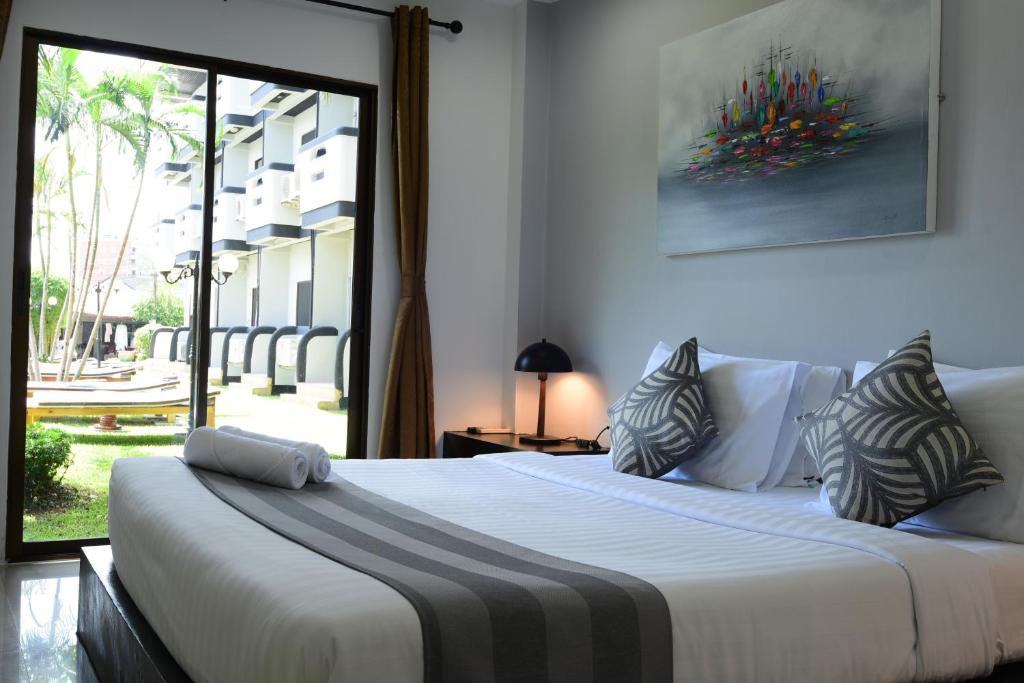 Двухместный (Номер с кроватью размера «queen-size» и видом на бассейн) отеля Nanai Residence, Пхукет