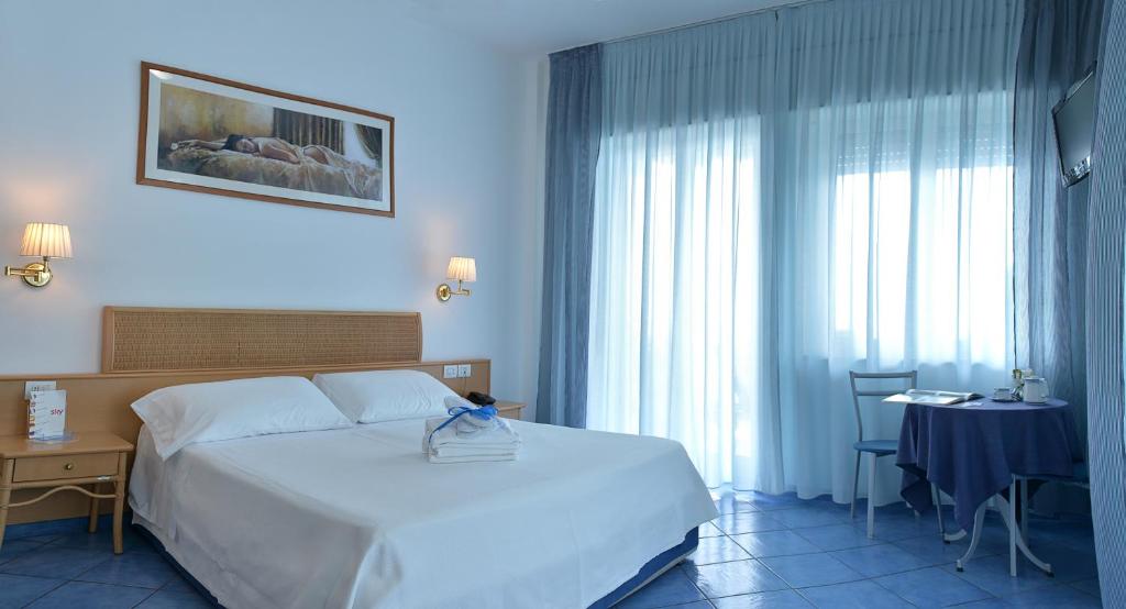 Двухместный (Двухместный номер с 1 кроватью, вид на море) отеля Hotel Pensione Reale, Майори