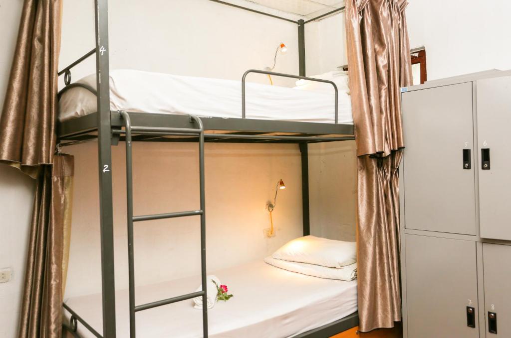 Номер (Спальное место на двухъярусной кровати в общем номере для мужчин и женщин) семейного отеля Quoc Khanh Bamboo Homestay, Ниньбинь
