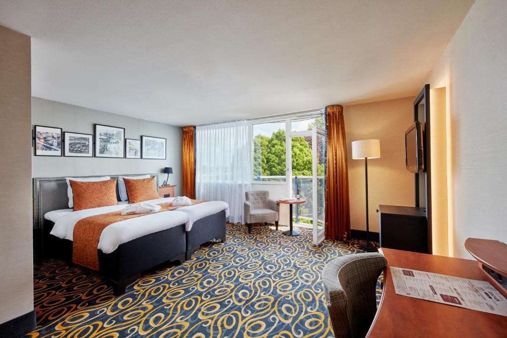 Двухместный (Двухместный номер Делюкс с 1 кроватью или 2 отдельными кроватями и балконом) отеля Carlton Square Hotel, Гарлем
