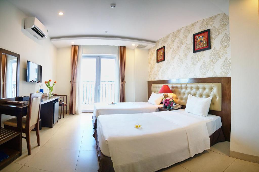 Трехместный (Представительский трехместный номер с балконом) отеля Boss Hotel, Нячанг