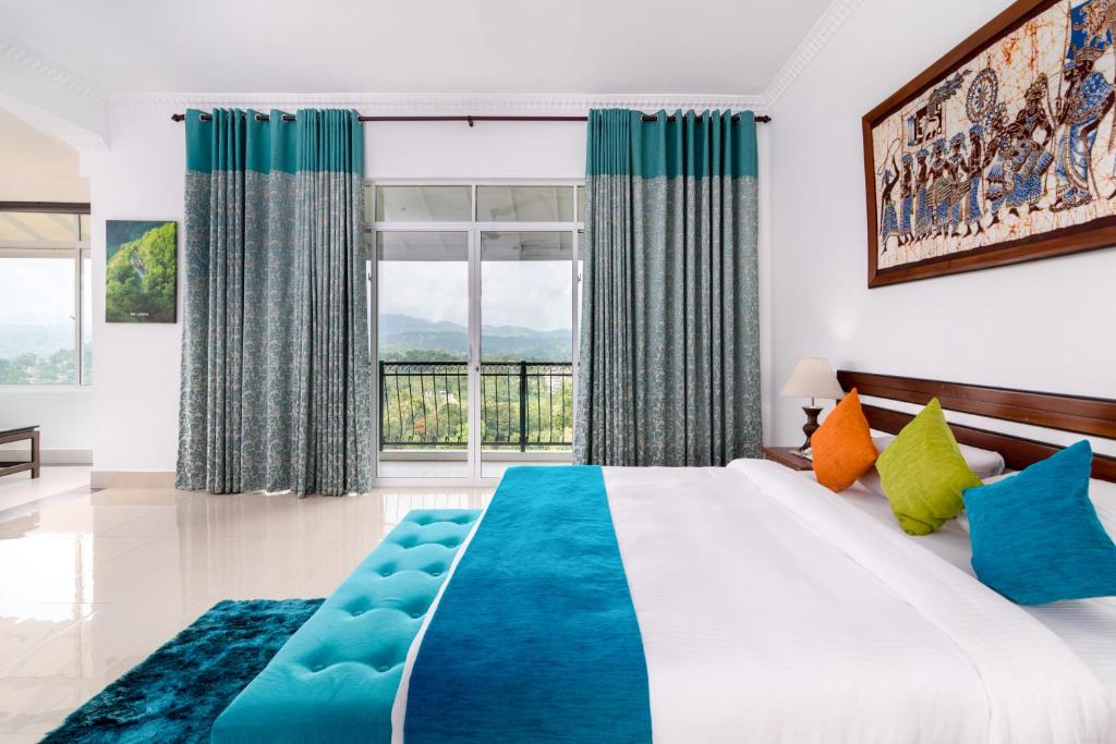 Двухместный (Номер с кроватью размера «king-size» и видом на горы) отеля Elegant Hotel, Канди