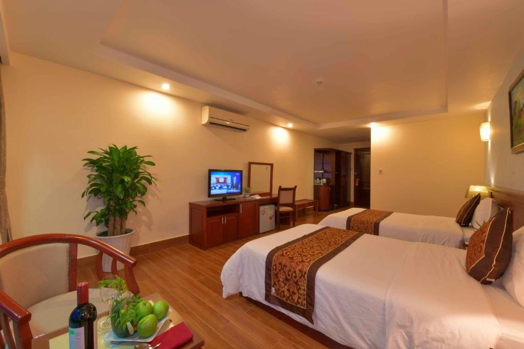 Двухместный (Двухместный номер Делюкс с 1 кроватью или 2 отдельными кроватями и видом на реку) отеля Tan Binh Hotel, Донгхой