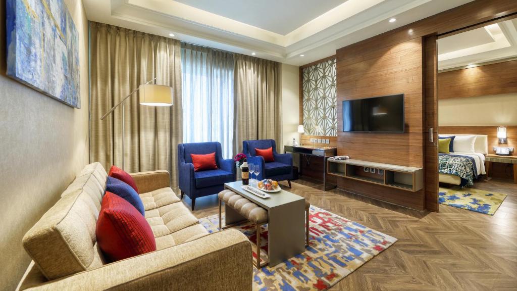 Сьюит (Executive Suite with Airport Transfers, Happy Hours (1+1) and 20% Discount on F&B) отеля Ramada Gurgaon Central, Гургаон