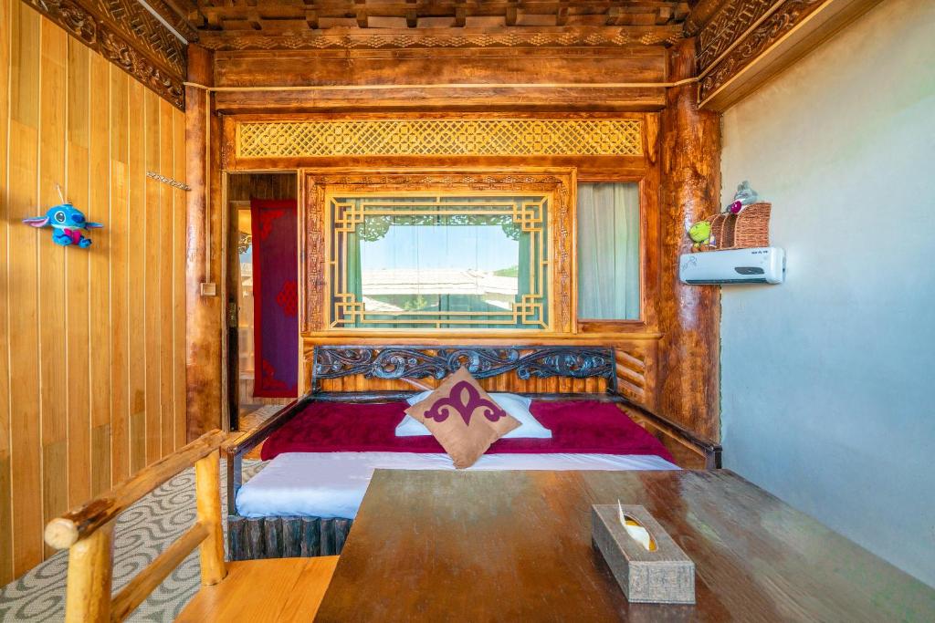 Двухместный (Двухместный номер с 1 кроватью и балконом (для 3 взрослых)) семейного отеля Home Away From Home, Шангри-Ла (Тибет)