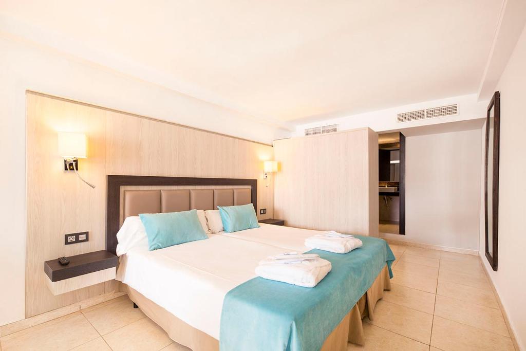 Двухместный (Двухместный улучшенный номер с 1 кроватью (для 2 взрослых и 1 ребенка)) отеля FERGUS Style Bahamas, Ибица