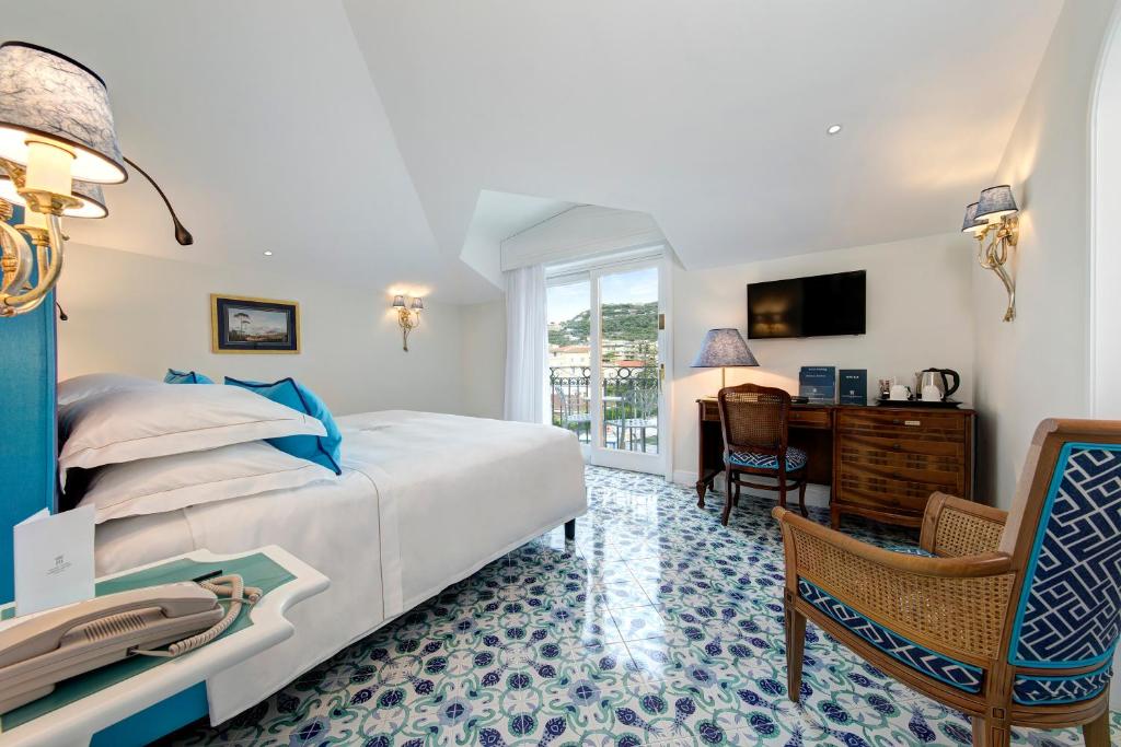 Двухместный (Классический двухместный номер с 1 кроватью или 2 отдельными кроватями и балконом) отеля Grand Hotel Ambasciatori, Сорренто