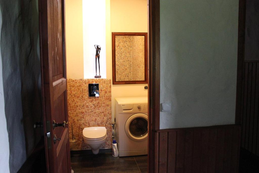 Двухместный (Двухместный номер с 1 кроватью и общей ванной комнатой) гостевого дома Krapi Guesthouse, Треймани