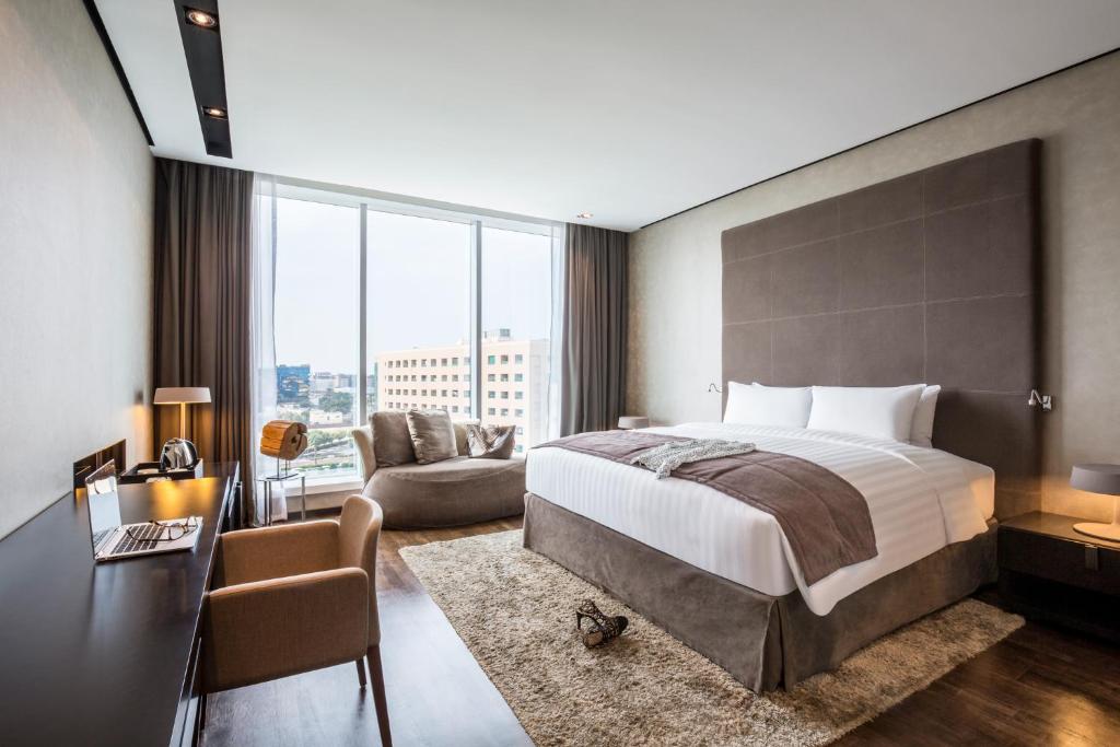 Трехместный (Улучшенный номер с 1 кроватью размера «king-size») отеля Melia Dubai, Дубай