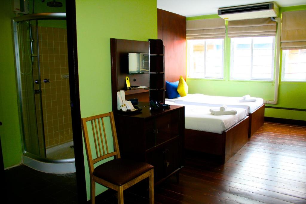 Двухместный (Улучшенный двухместный номер с 1 кроватью или 2 отдельными кроватями) отеля Sabye Bangkok, Бангкок