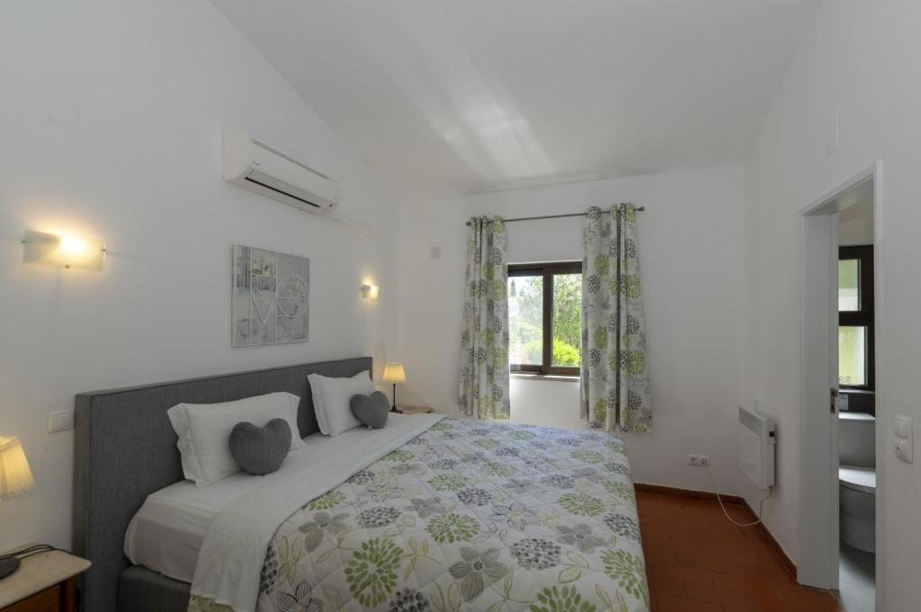 Вилла (Вилла с 3 спальнями с видом на сад) курортного отеля Rocha Brava Village Resort, Карвуэйру