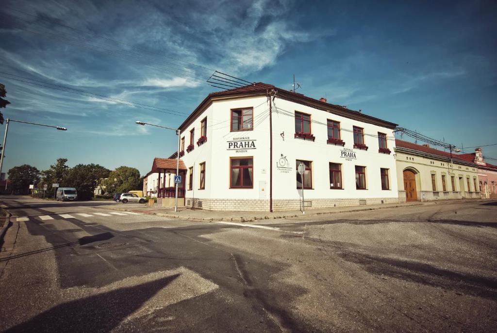 Гостевой дом Restaurace a Penzion Praha, Дольни Дунаёвице