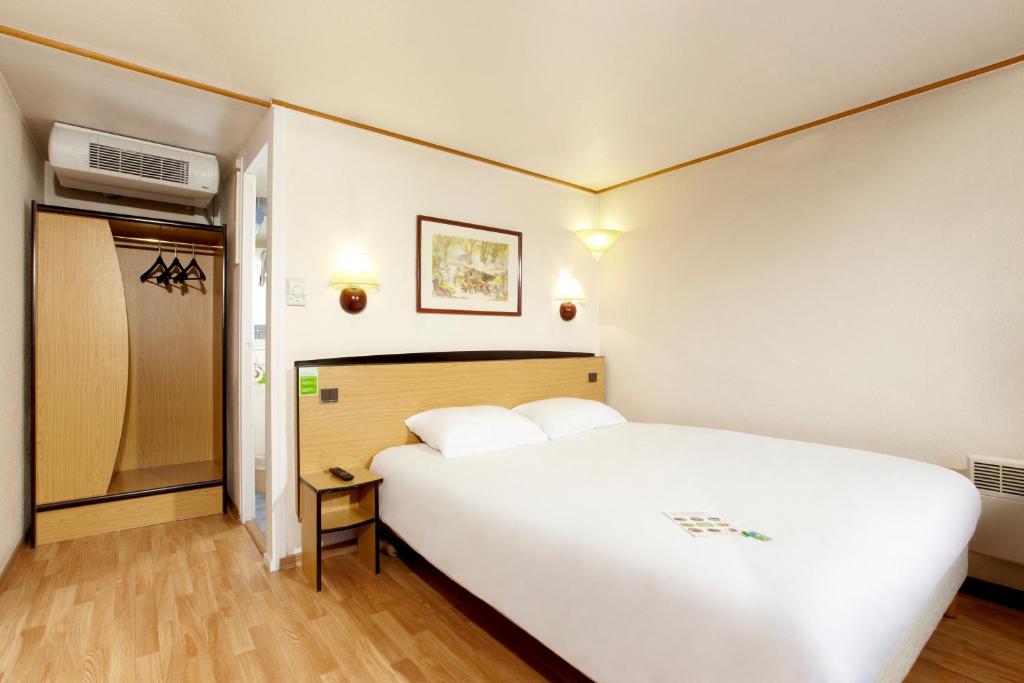 Трехместный (Двухместный номер с 1 двуспальной кроватью и 1 детской кроватью) отеля Campanile Nevers Nord - Varennes-Vauzelles, Невер