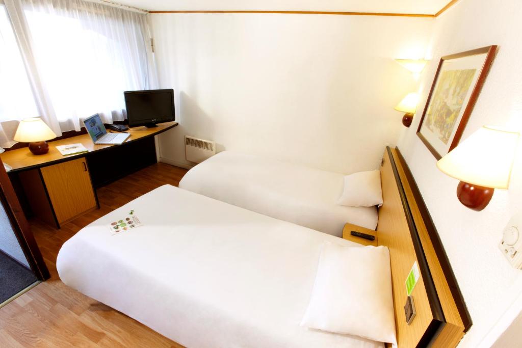 Трехместный (Двухместный номер с 2 отдельными одноместными кроватями и 1 детской кроватью) отеля Campanile Nevers Nord - Varennes-Vauzelles, Невер