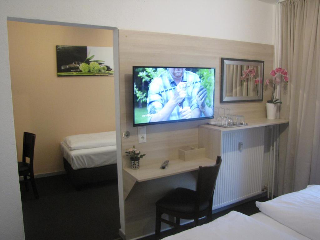 Трехместный (Трехместный номер с собственной ванной комнатой) отеля Milano Hotel, Гамбург