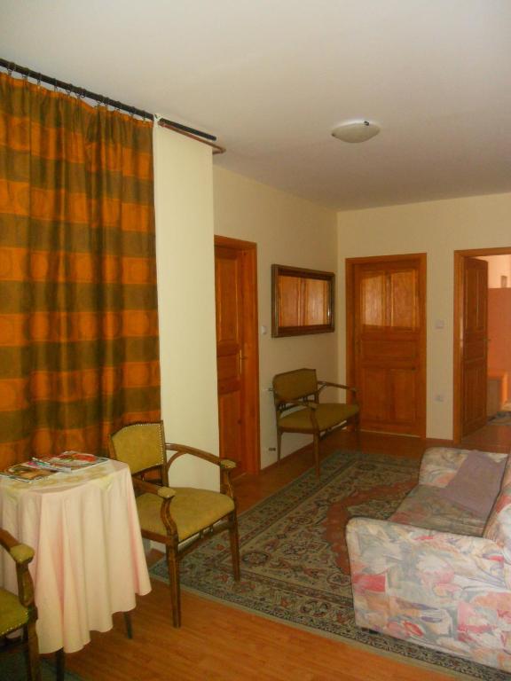 Двухместный (Двухместный номер с двуспальной кроватью и дополнительной кроватью) гостевого дома Hejő Apartman, Мишкольц-Тапольца