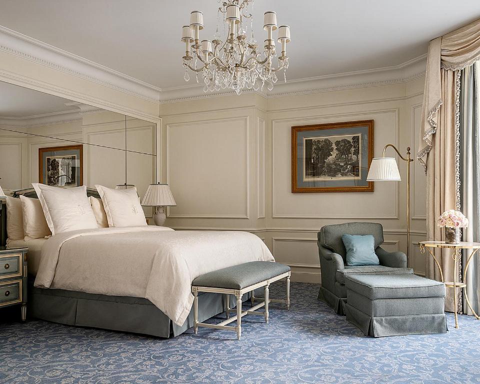 Сьюит (Люкс Four Seasons с кроватью размера «king-size»), Four Seasons Hotel George V Paris