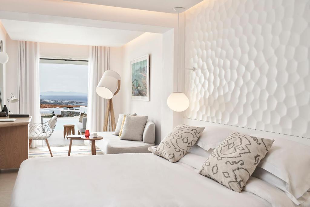 Сьюит (Полулюкс «Горизонт» с собственным бассейном, вид на море) отеля Myconian Kyma, Design Hotel, Миконос