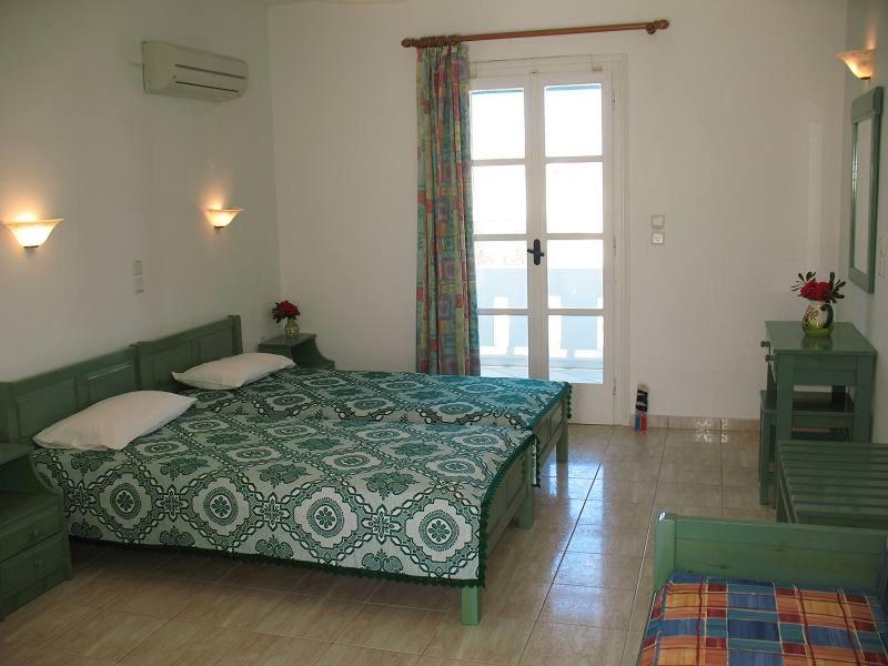 Двухместный (Просторный двухместный номер с 2 отдельными кроватями) отеля HOTEL KAPARI, Агия-Анна (Наксос)