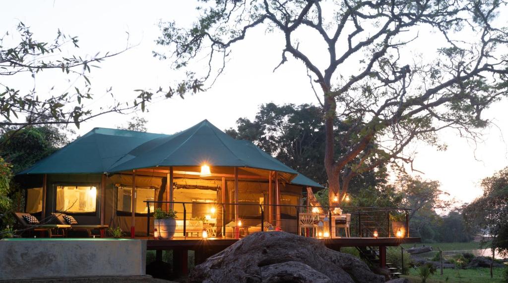 Сьюит (Honeymoon Suite with Lake View (Complimentary Cocktail & Free Bird Watching Nature Trail)) отеля Flameback Eco Lodge, Яла
