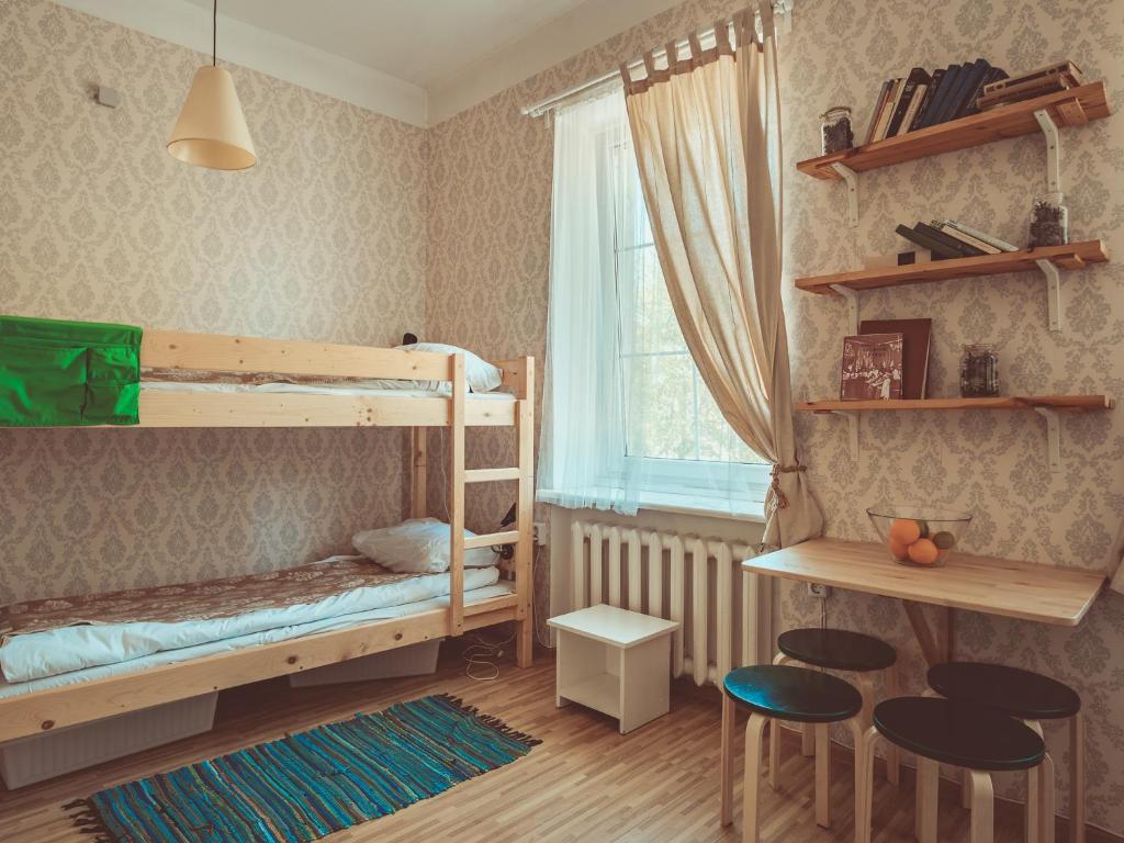 Номер (Кровать в общем 4-местном номере для мужчин и женщин) хостела Downtown Forest Hostel & Camping, Вильнюс