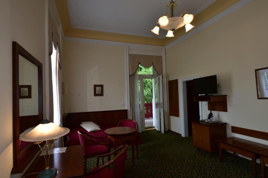 Двухместный (Двухместный номер с 2 отдельными кроватями и балконом) гостевого дома Sant Georg Garni, Марианские Лазне