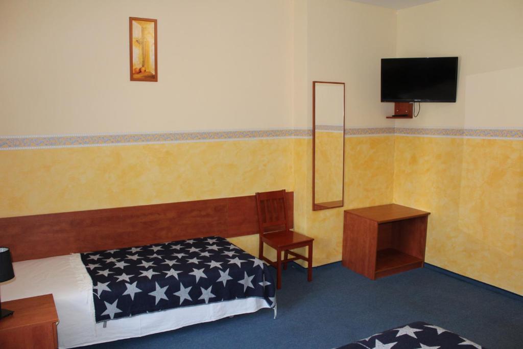 Трехместный (Трехместный номер с собственной ванной комнатой) отеля Willa Akme, Строне-Слёнске