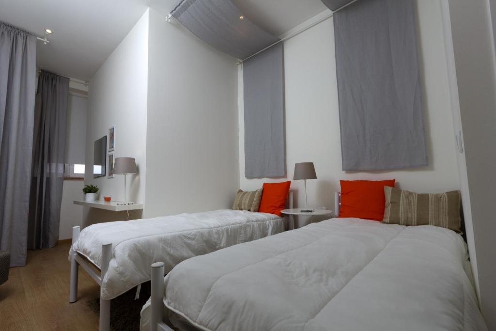 Двухместный (Улучшенный двухместный номер с 2 отдельными кроватями и собственной ванной комнатой) отеля Turismo do Seculo, Эшторил