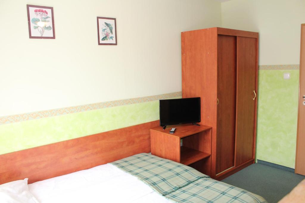 Трехместный (Трехместный номер с собственной ванной комнатой) отеля Willa Akme, Строне-Слёнске
