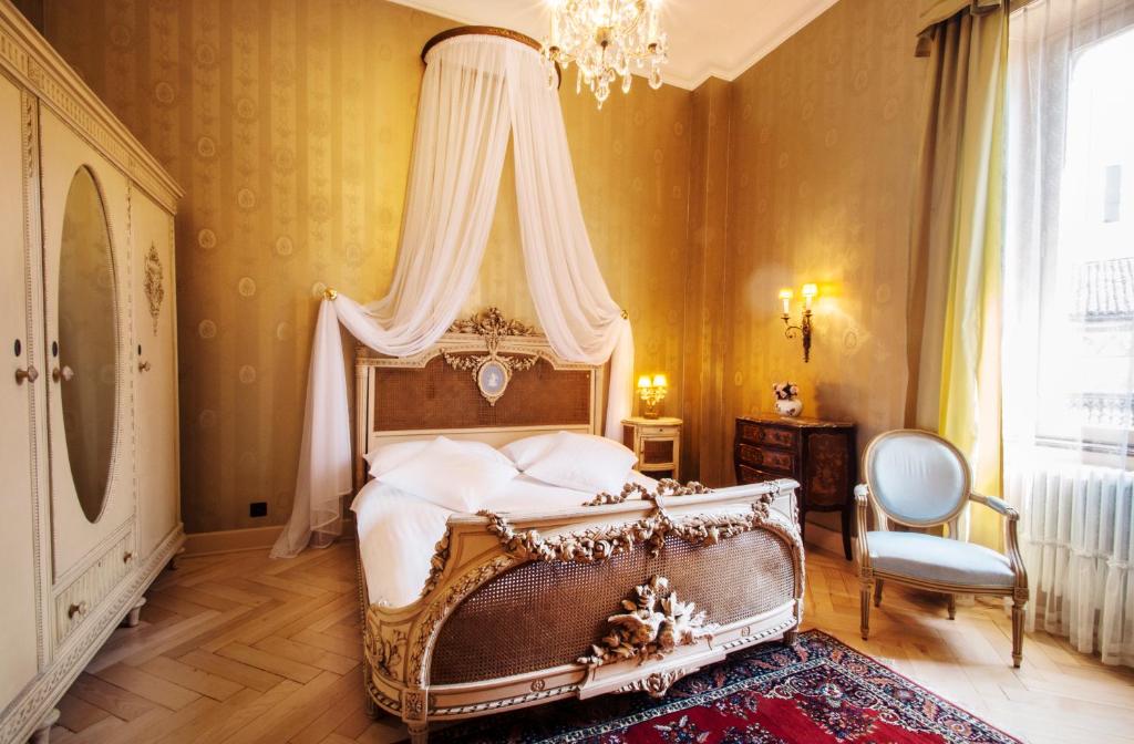 Двухместный (Belle Époque Double Room with Canopy Bed) отеля Hotel International au Lac, Лугано